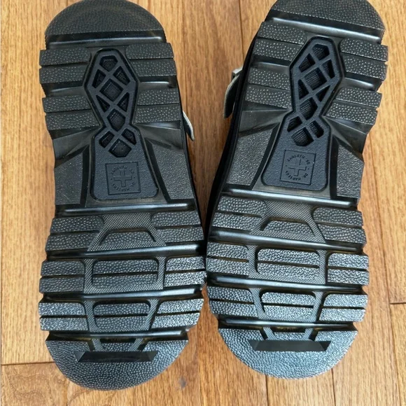 Dr. Martens Sage Green Suede - Picture 5 of 5